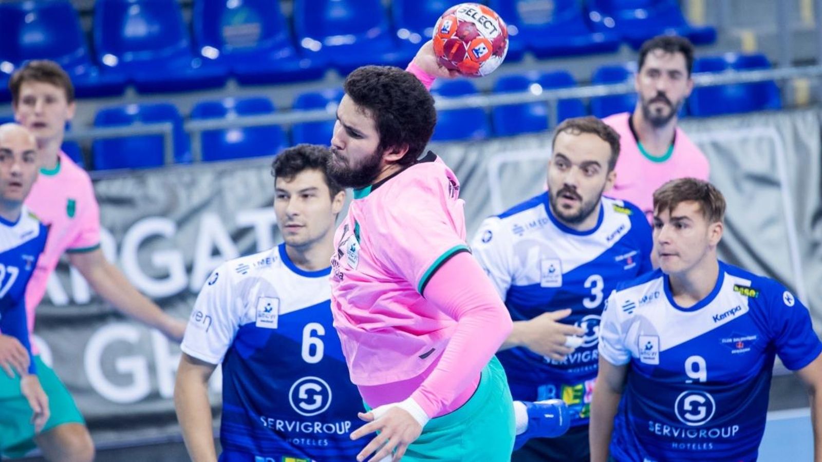 La defensa del Benidrom tracta d'evitar un gol del Barça