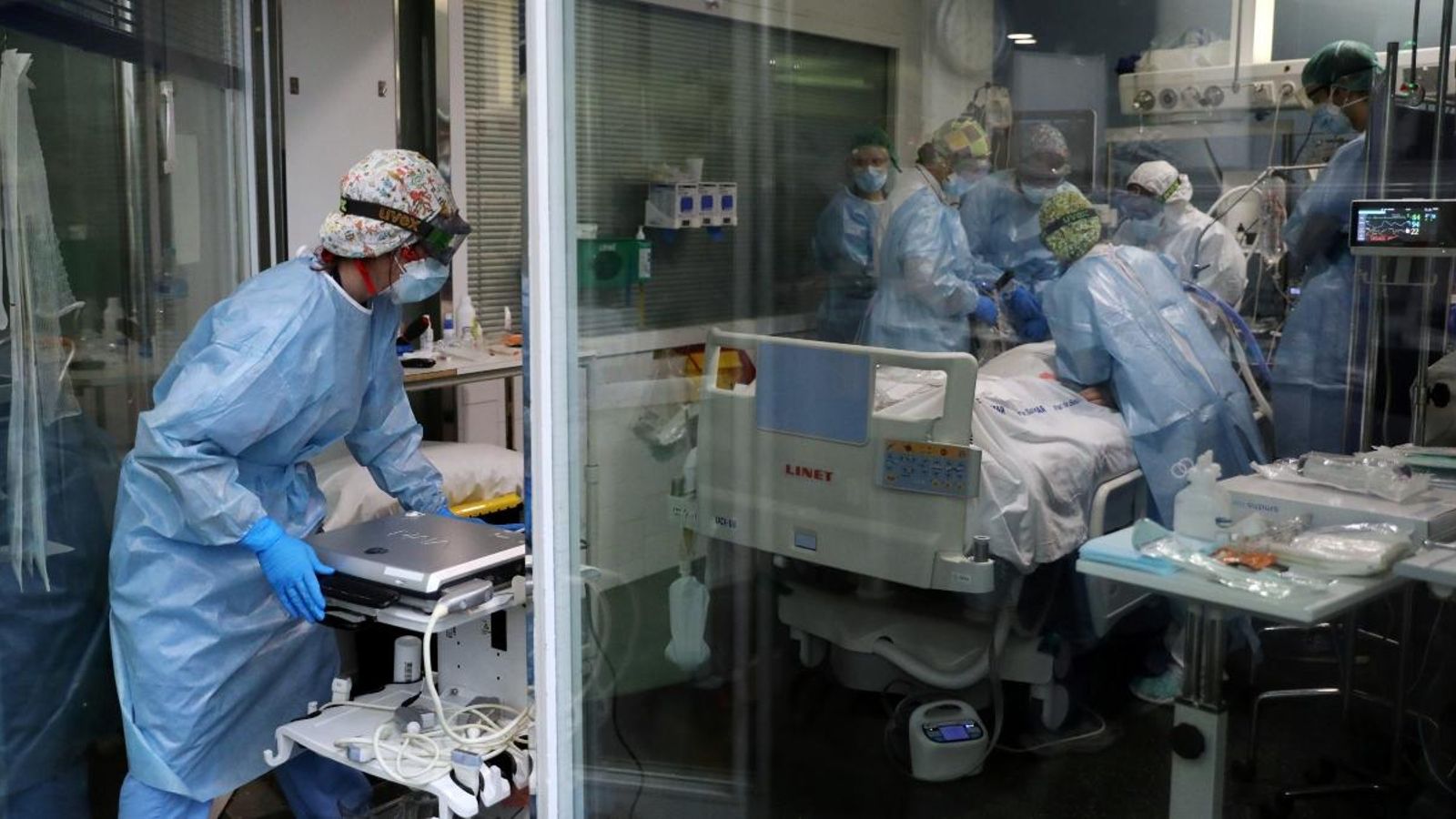 Un equip de sanitaris tracten a un pacient a l'UCI d'un hospital