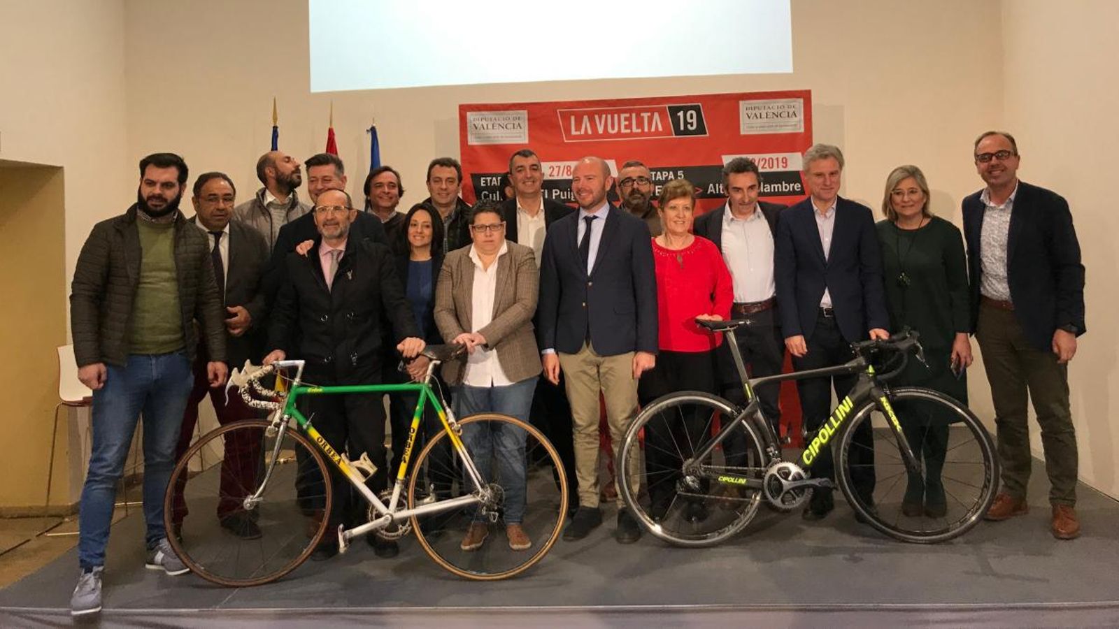 Representants de les localitats valencianes per on passa la Vuelta, amb el director Javier Guillén i Fernando Escartín.