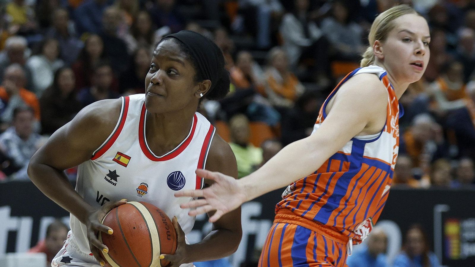 Nadia Fingall firma la millor actuació amb l'equip taronja (22 punts) i millor jugadora del partit