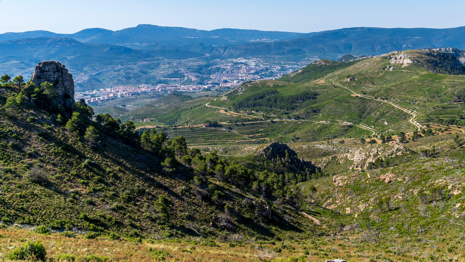 Vista d'Alcoi des de la serra de Mariola, un dels punts del territori on no es descarten tempestes de granís aquesta vesprada Vista d'Alcoi des de la serra de Mariola, un dels punts del territori on no s'ha vist el sol des de fa onze dies