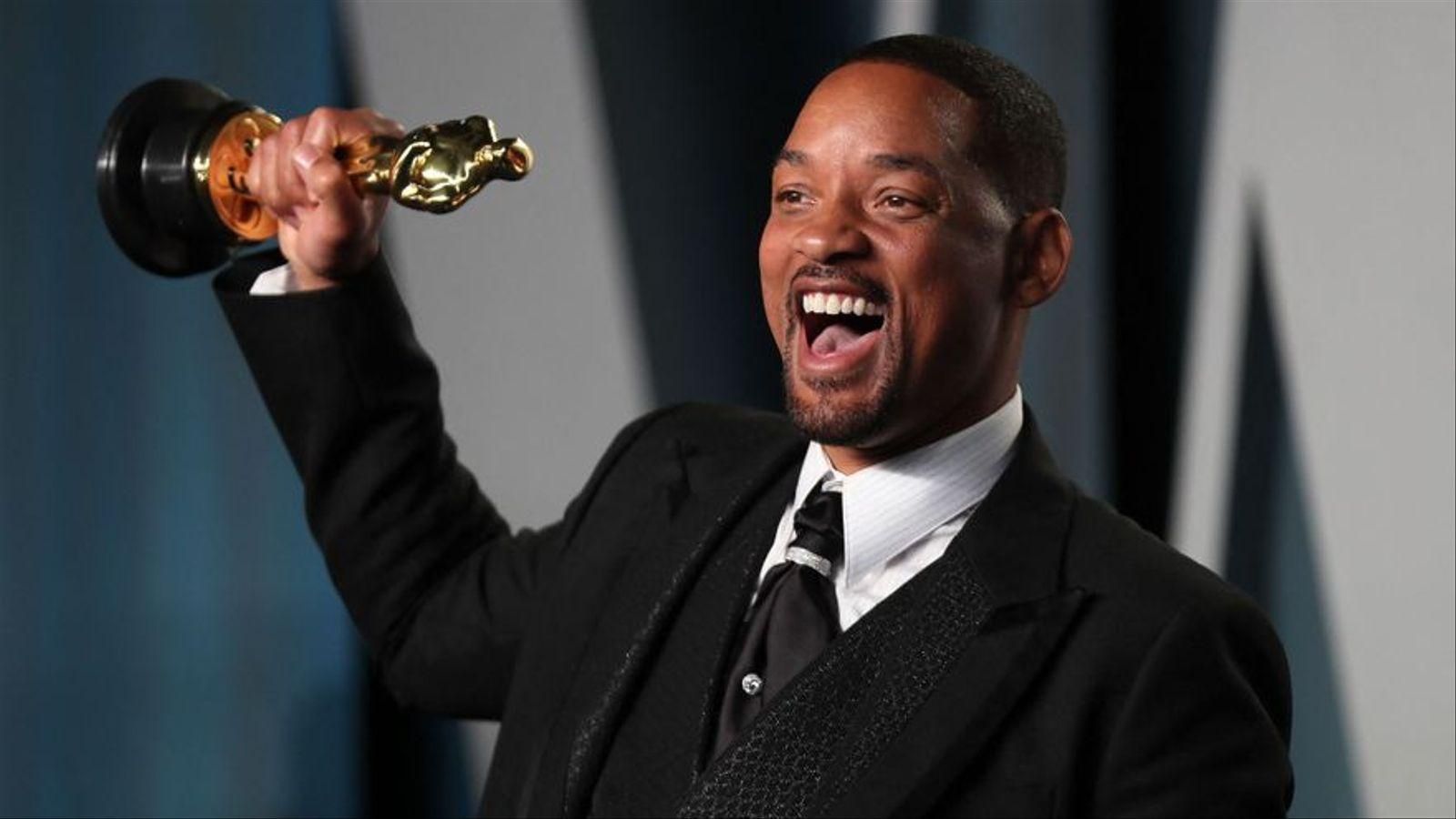 L'actor Will Smith posa amb l'Oscar durant la festa de Vanity Fair, després de la gala