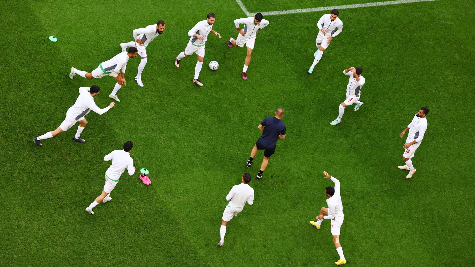 Jugadors de la selecció de futbol de l'Iran durant un entrenament en els minuts previs a l'enfrontament amb Gal·les