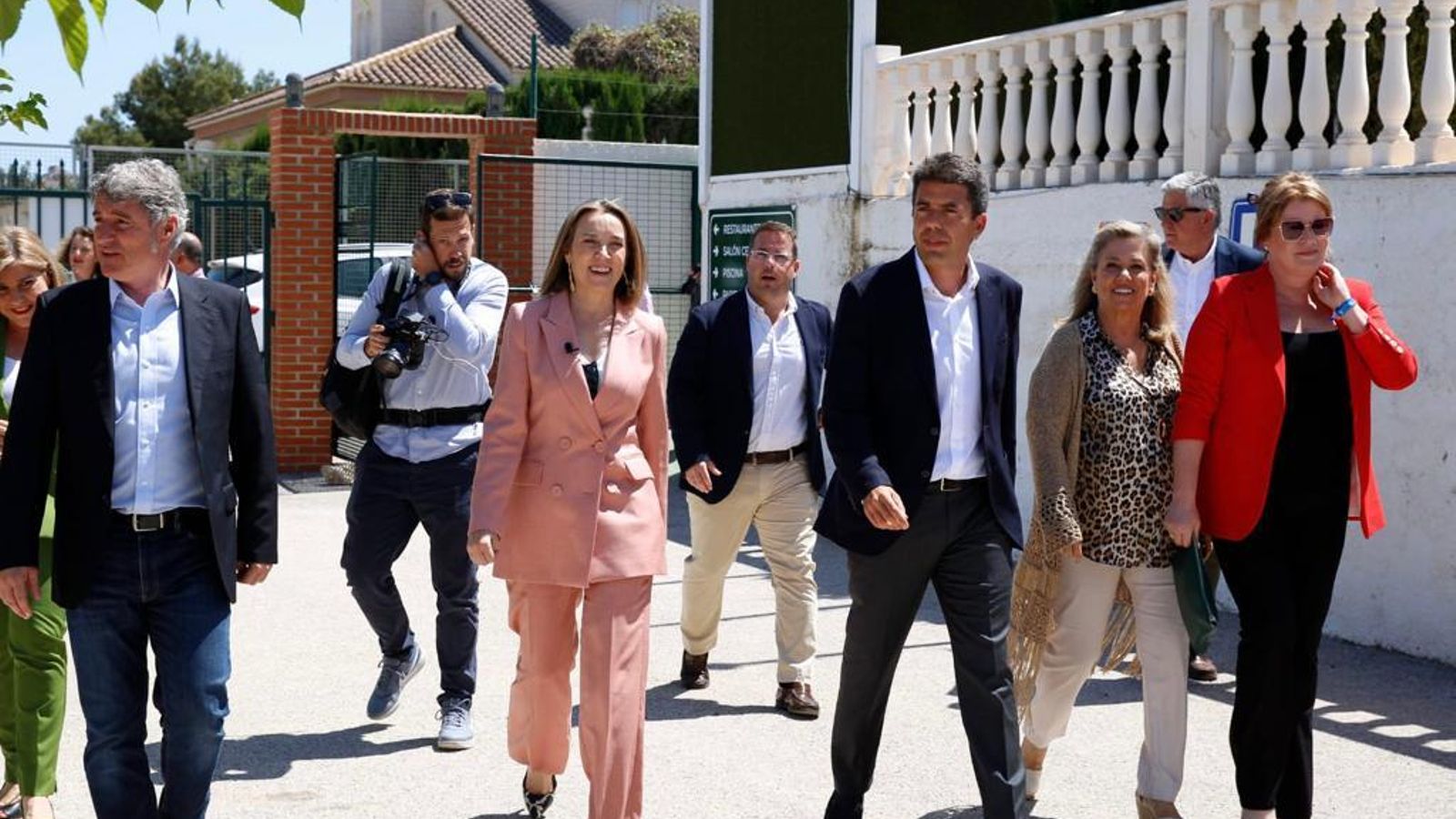 L'investigat, José Vegara Durá, acompanyat per la portaveu del PP al Congrés, Cuca Gamarra i el president del PPCV, Carlos Mazón