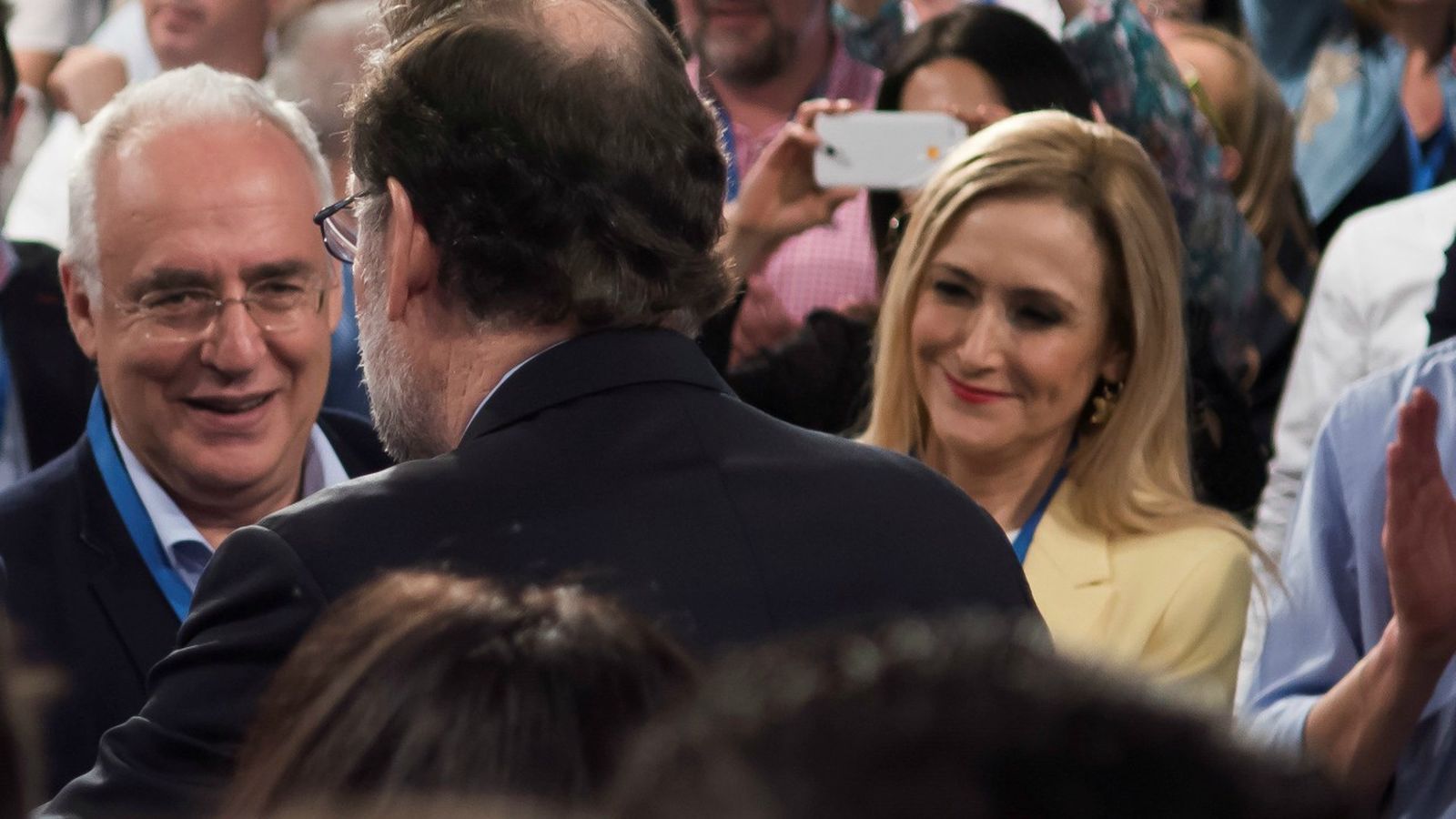 El president del Govern, Mariano Rajoy (d'esquena), i la presidenta de la Comunitat de Madrid, Cristina Cifuentes, a Sevilla