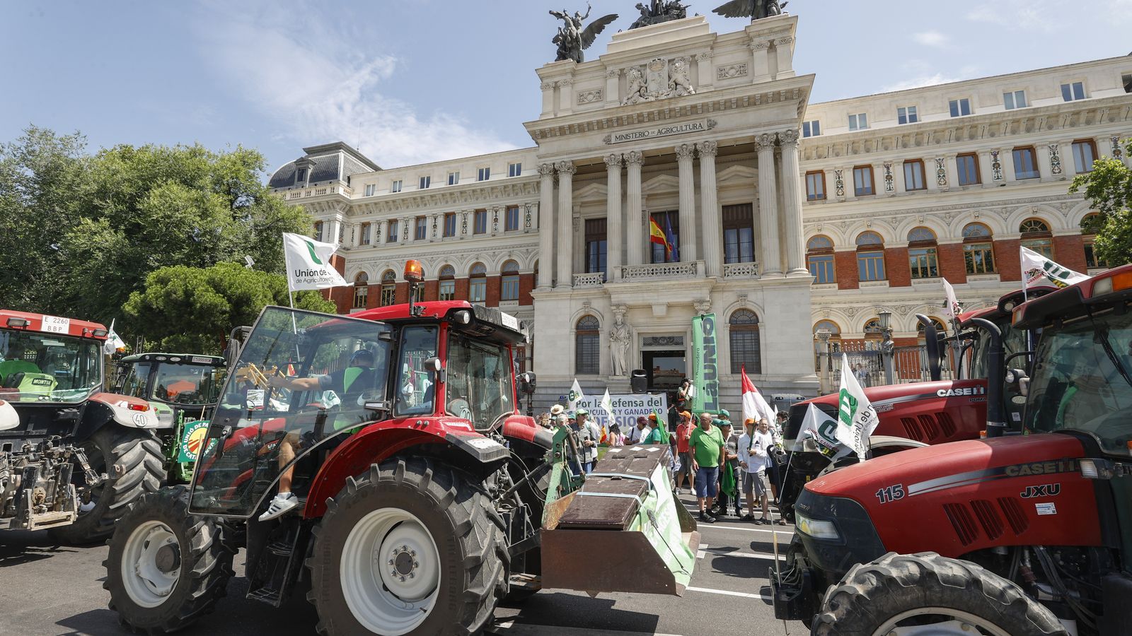Diferents agricultors de tota Espanya arriben a Madrid per a dur a terme una tractorada, convocada per la Unió d'Unions d'Agricultors / Javier Lizón (Efe)