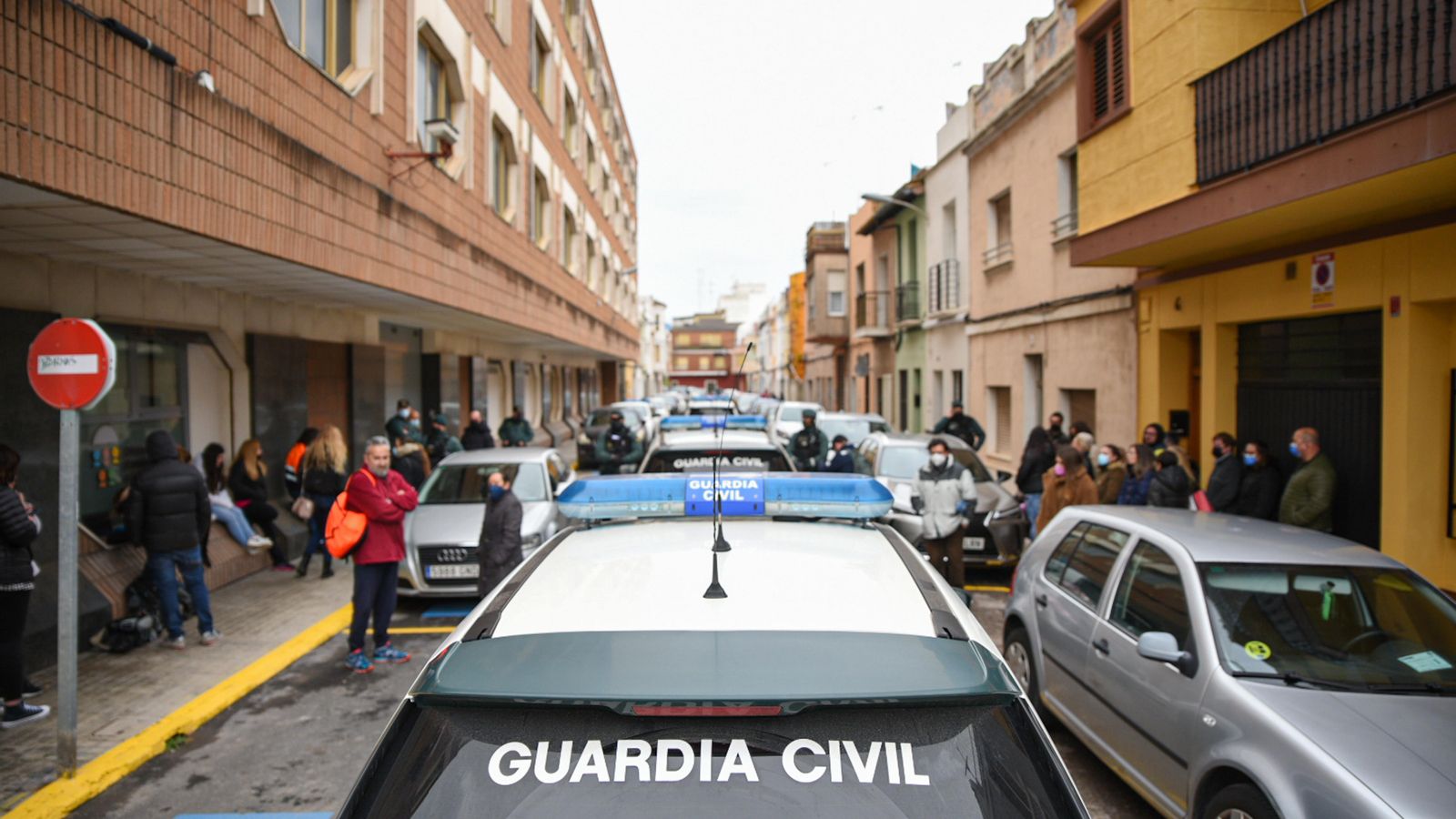 Vehicles de la Guàrdia Civil en l’exterior del Jutjat número 4 de Sueca (la Ribera Baixa)