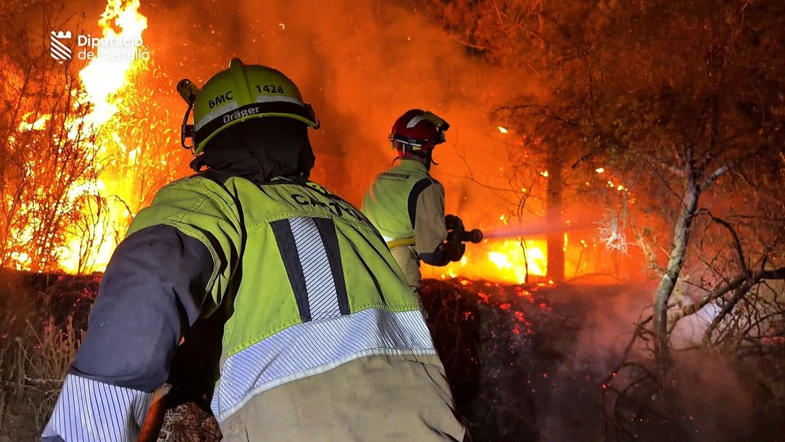 Bombers de la Diputació de Castelló treballant en un incendi