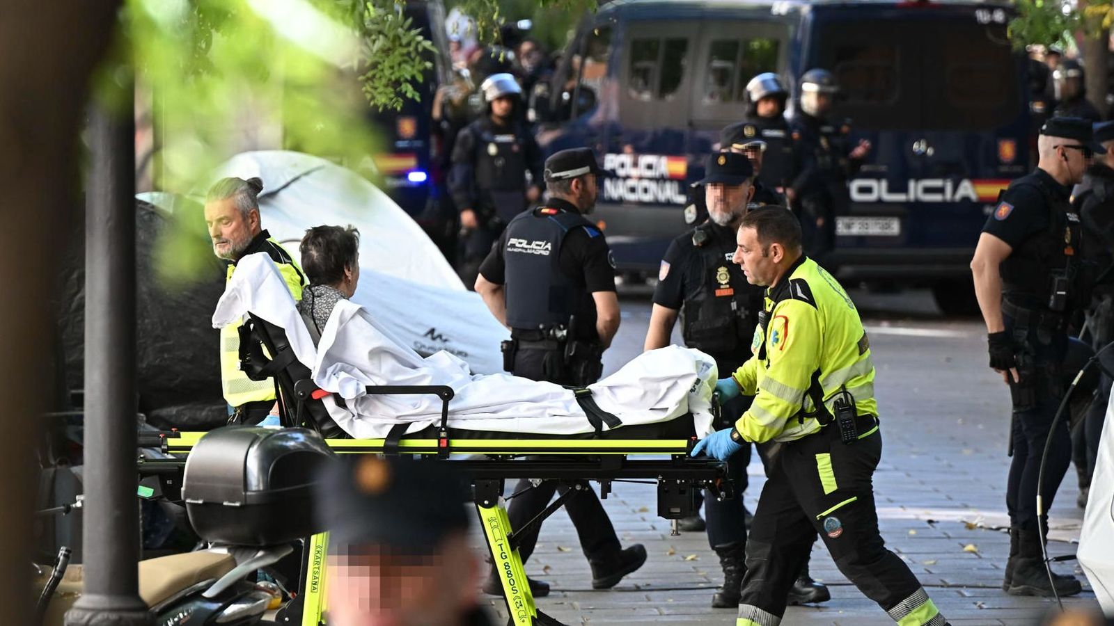 En la imatge, el dispositiu mèdic ha tret Maricarmen de la casa on ha viscut fins ara en una llitera d'hospital, este dijous