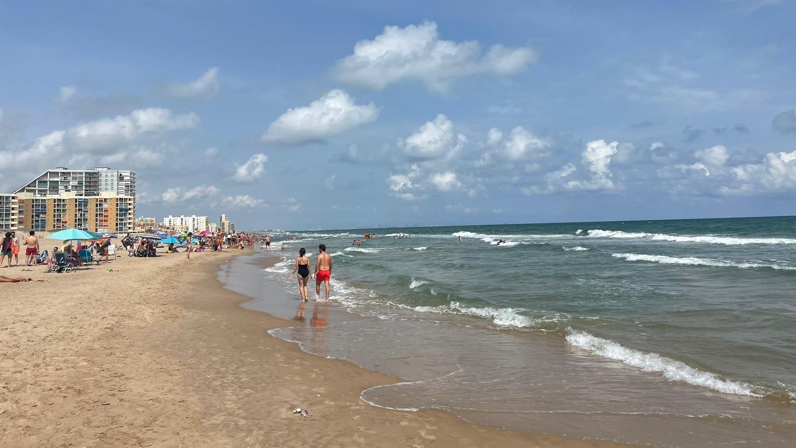 La platja del Perellonet, hores després de la troballa de l'últim cadàver