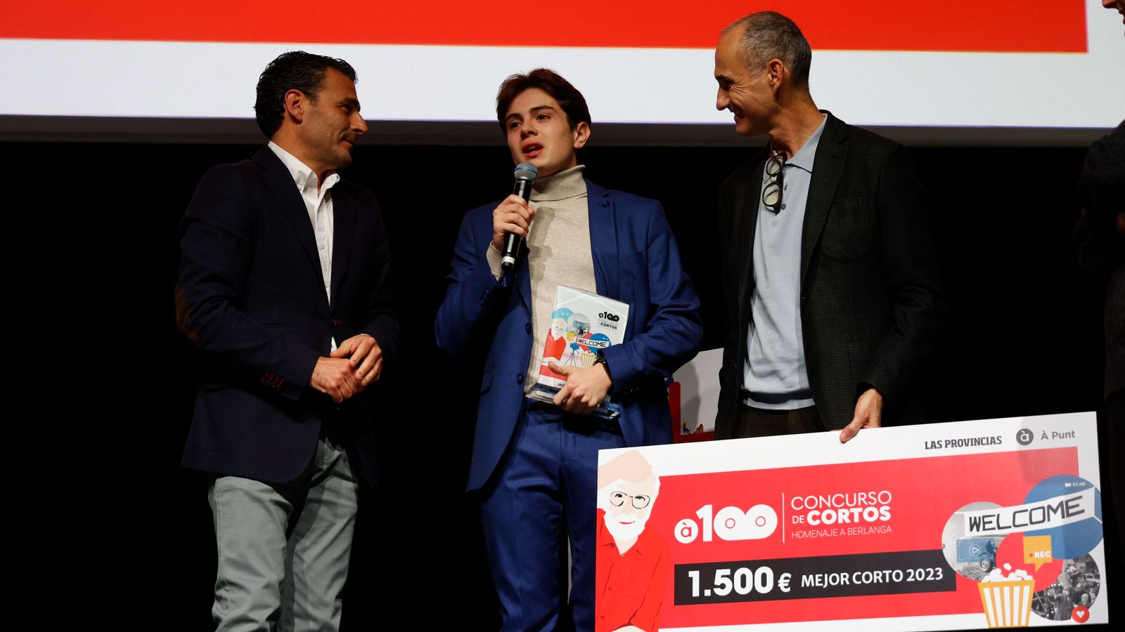 Els representants d'À Punt i Las Provincias amb el creador d'un dels curts guanyadors