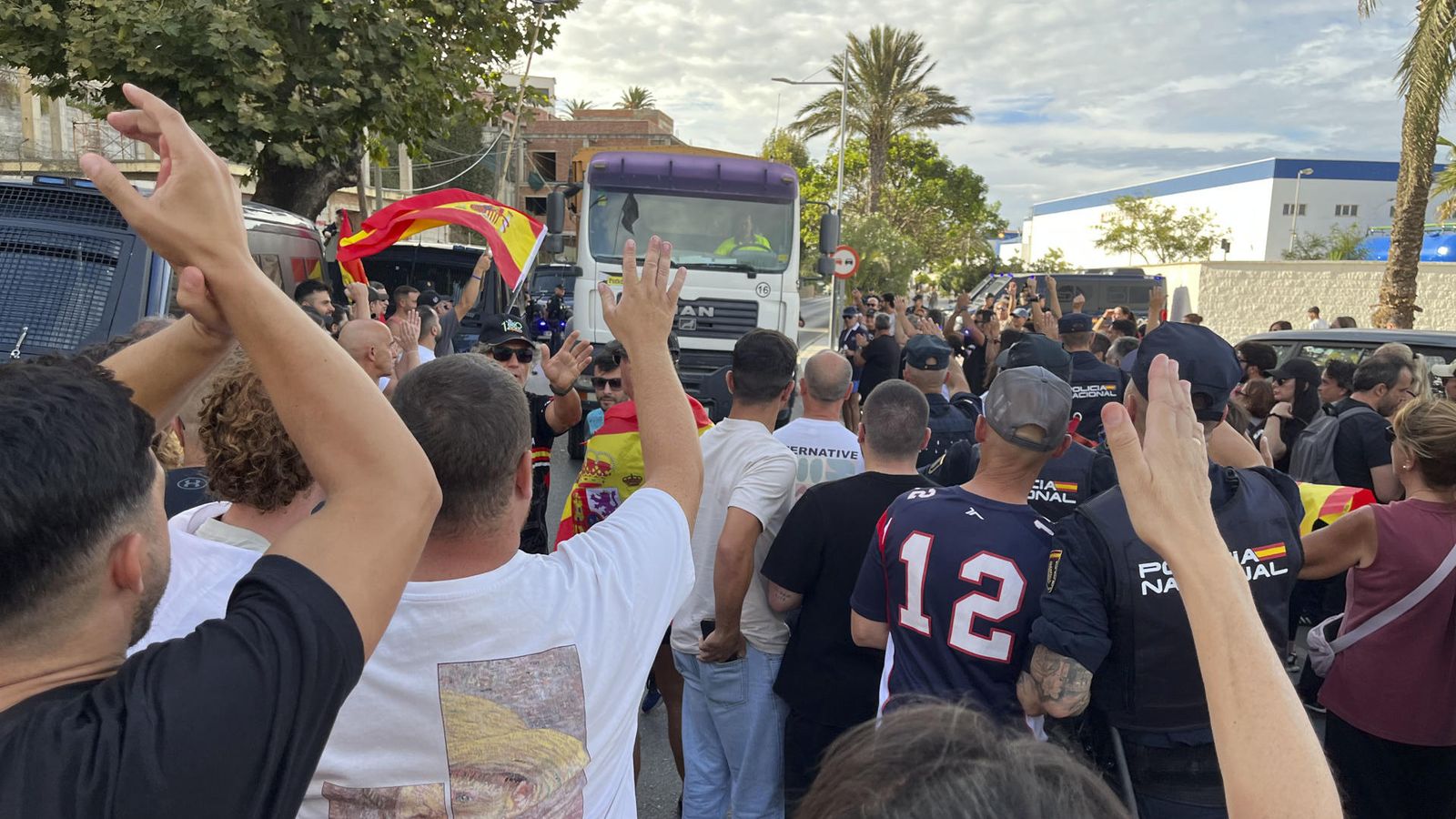 Ciutadans impedixen l'accés a membres de Creu Roja per a entregar aliments als migrants a la platja del Trampolí, este dijous a Ceuta.