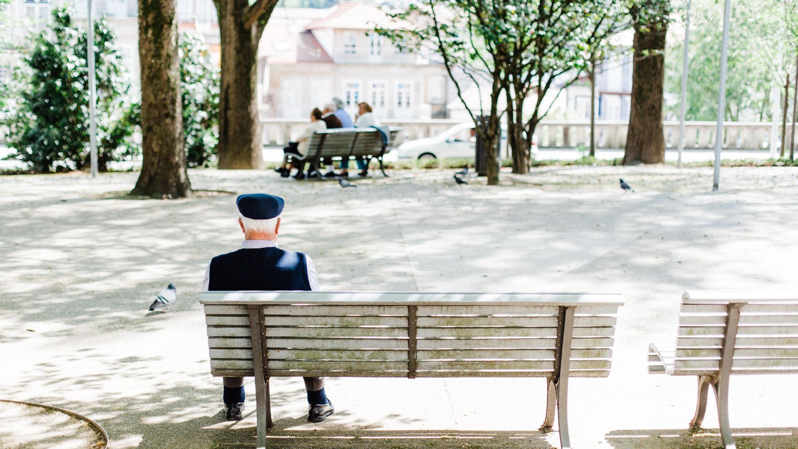 Un pensionista en un banc, en una imatge d'arxiu