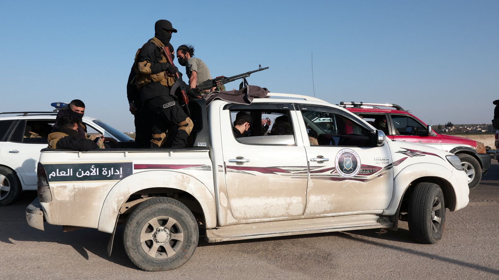 En imatge, un convoi militar del nou exèrcit de Síria es prepara per a combatre a forces lleials a Al-Assad