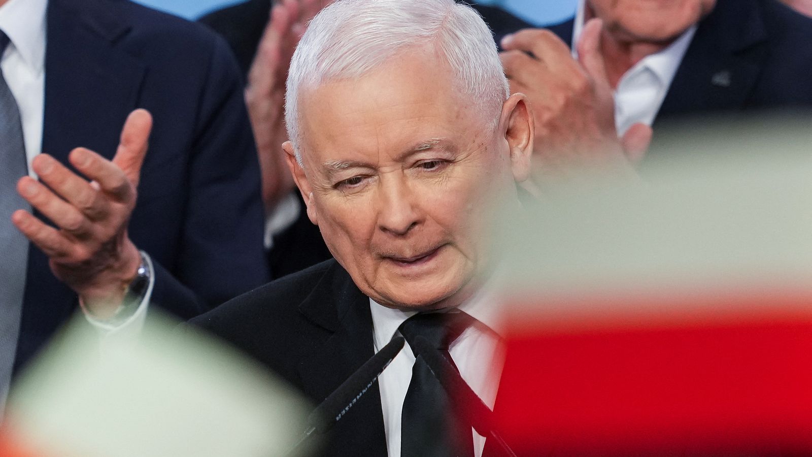 El líder de Llei i Justícia (PiS), Jaroslaw Kaczynski, durant la seua intervenció aquesta nit electoral
