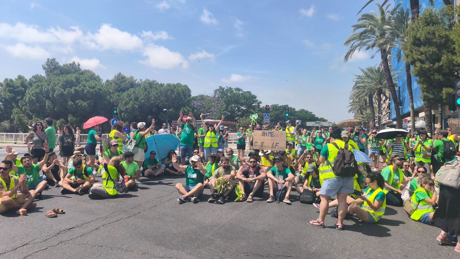 Mestres en vaga protesten, este dilluns, a València