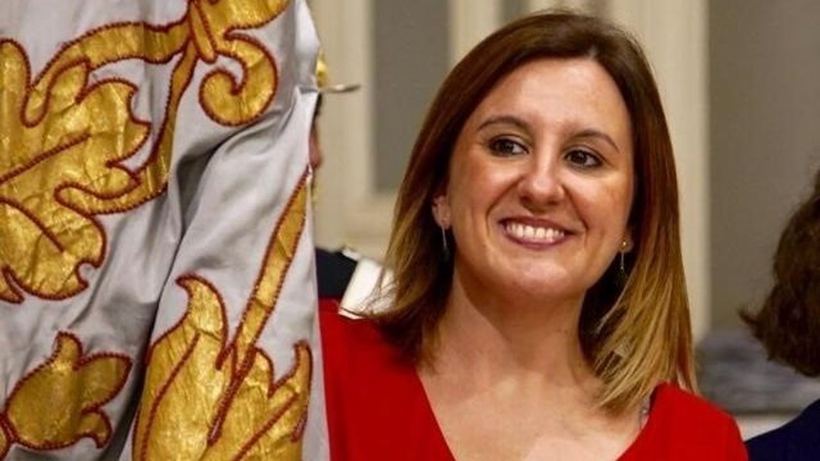 L'alcaldessa de València posa amb la Reial Senyera, en una imatge d'arxiu