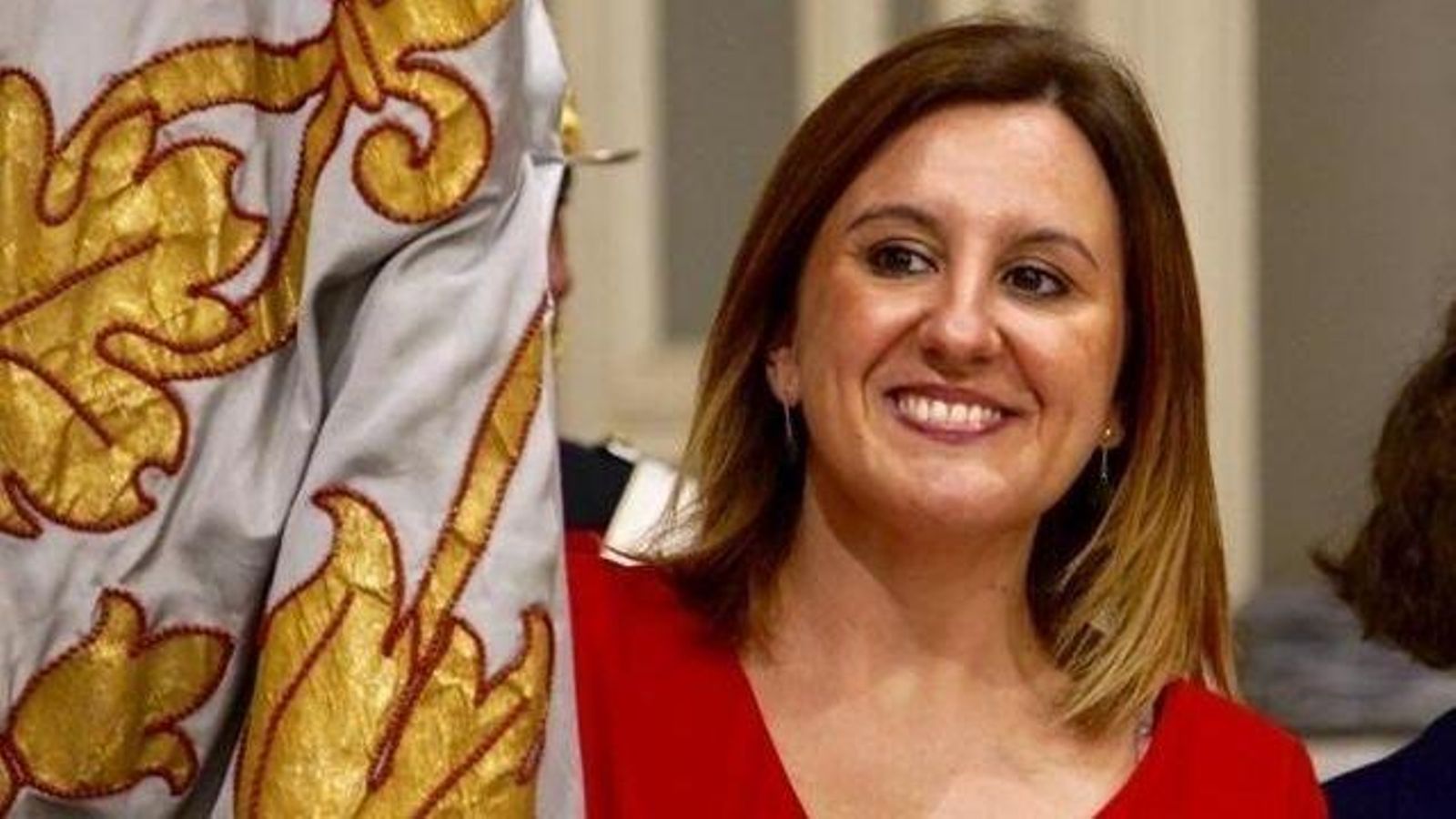 L'alcaldessa de València posa amb la Reial Senyera, en una imatge d'arxiu