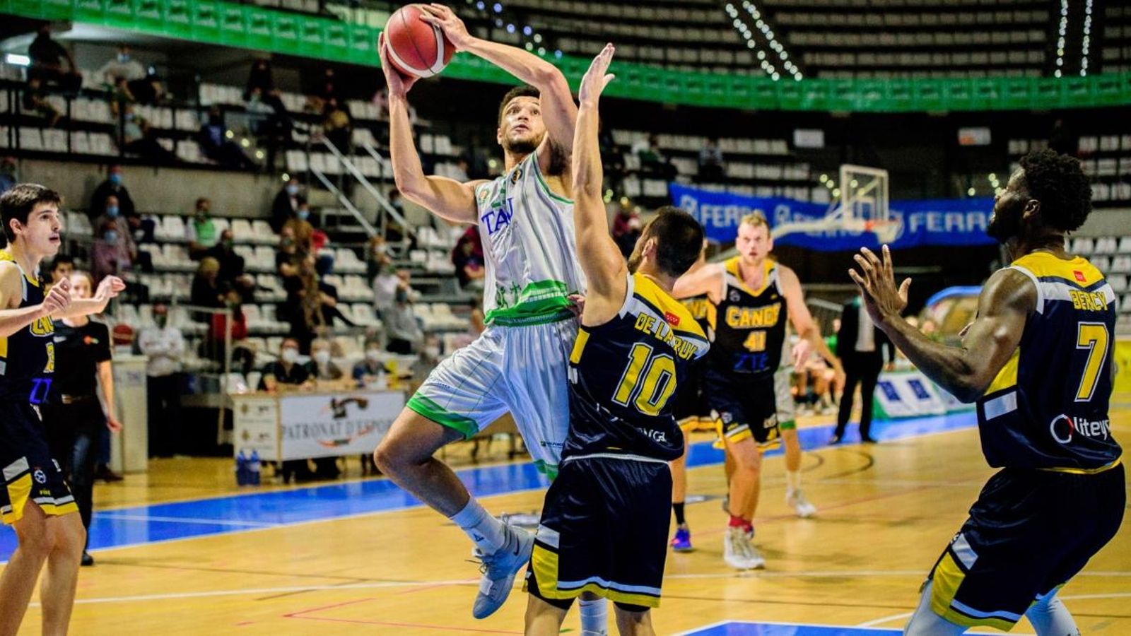 Kai Edwards, durant el partit del Tau contra el Canoe