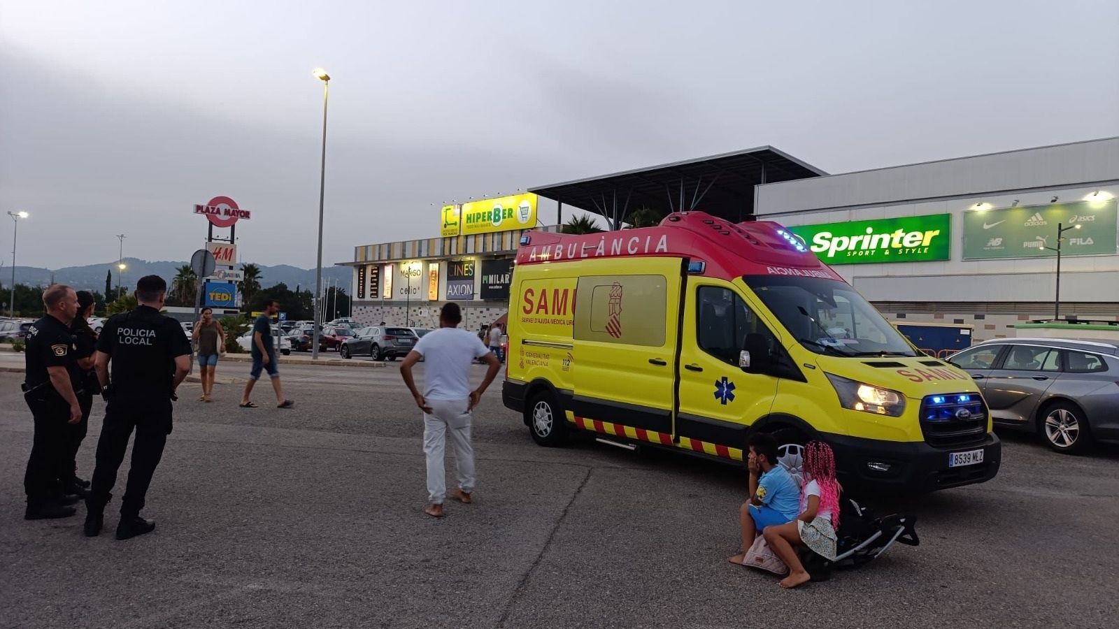 El dispositiu policial i sanitari davant del centre comercial