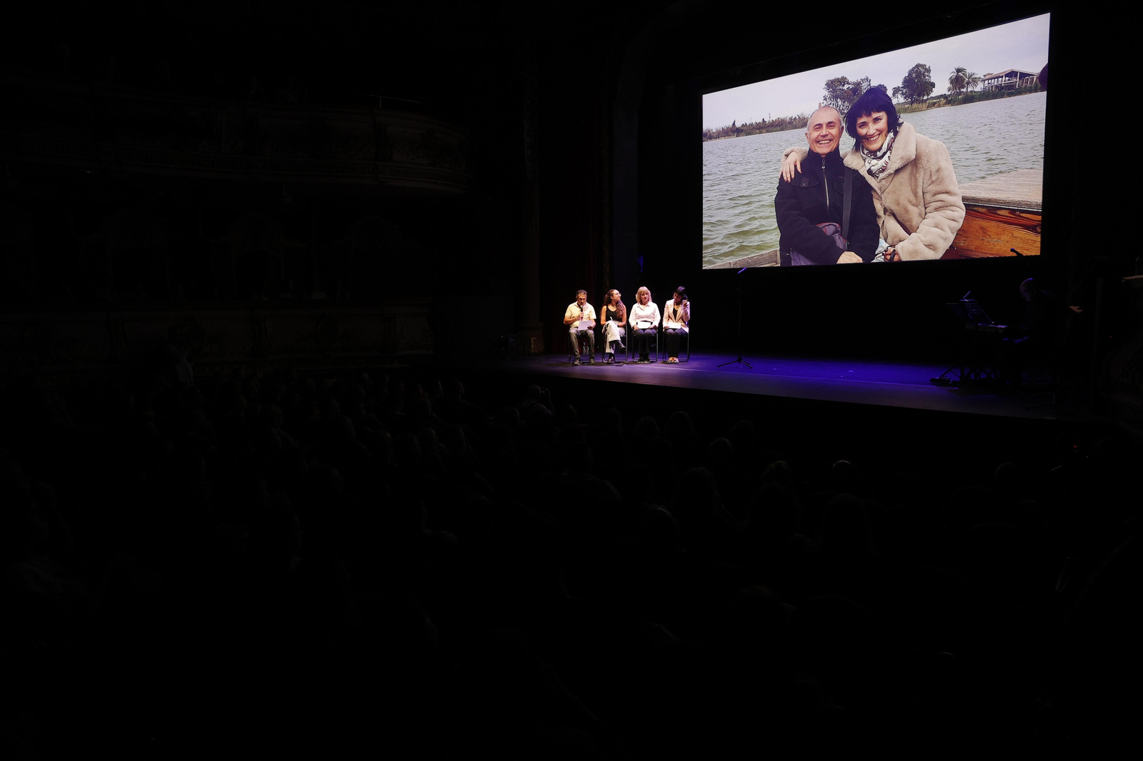 Teatre Olympia durant l'acte d'homenatge a les víctimes de la dana
