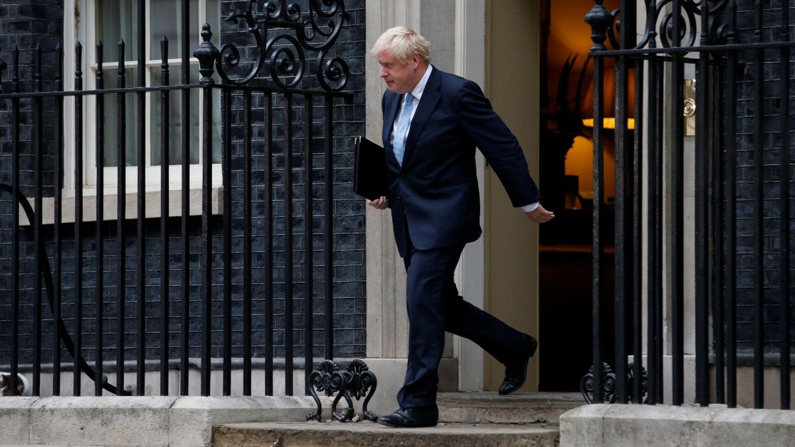 El primer ministre britànic, Boris Johnson abandona Downing Street per a fer una roda de premsa