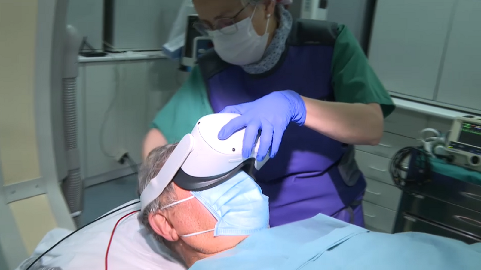 Un pacient és atés amb les ulleres de realitat virtual a l'Hospital Clínic de València
