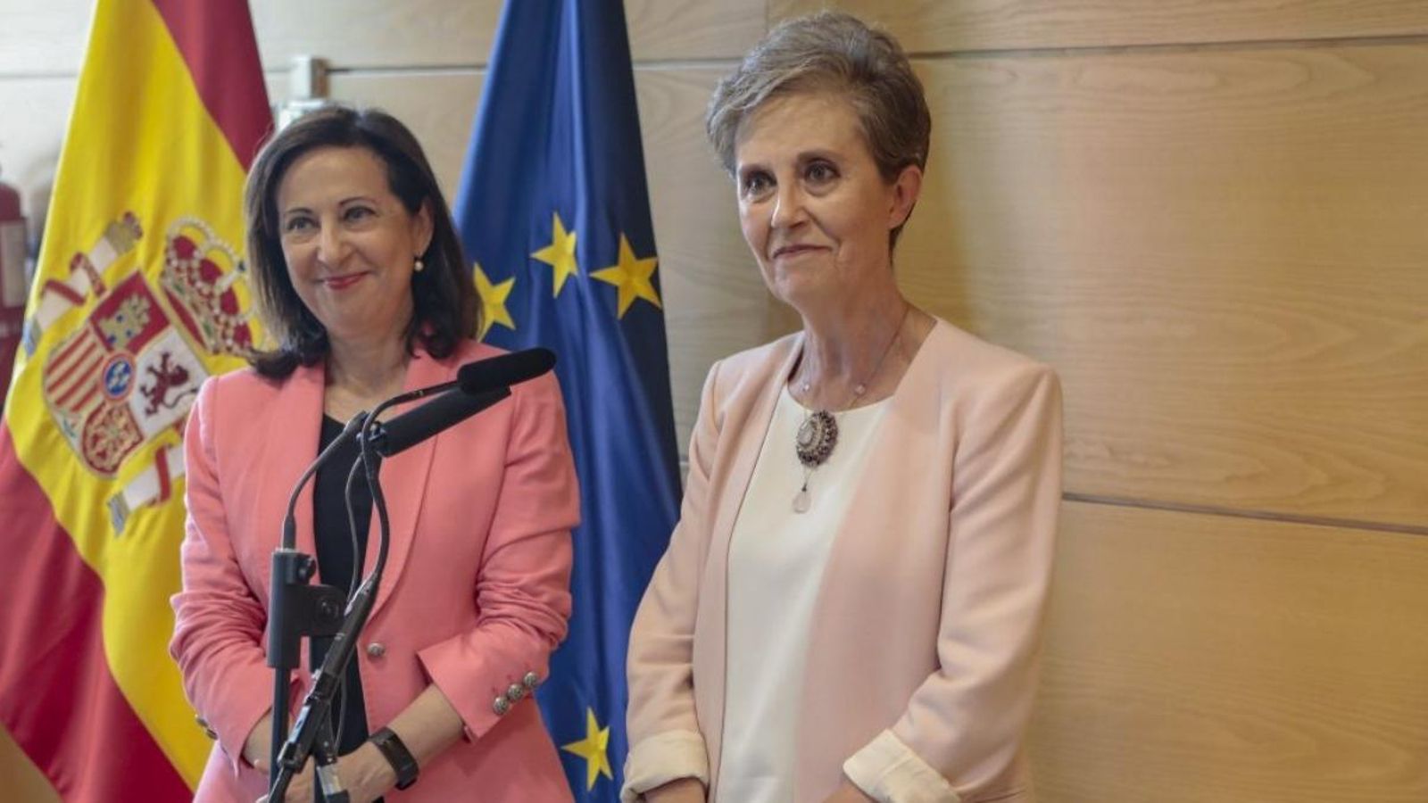 La directora del CNI, Paz Esteban López, i la ministra de Defensa, Margarita Robles