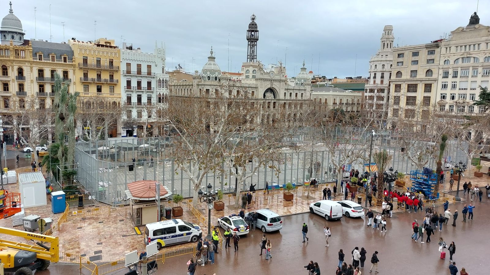 La plaça de l'Ajuntament està preparada per a la mascletà del 9 de març, a càrrec de Pirotecnia Tamarit