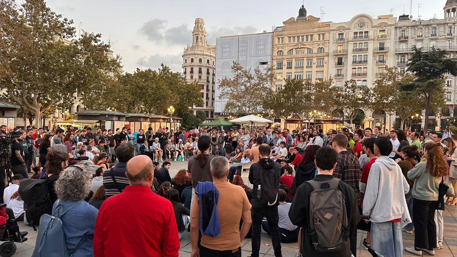 Una assemblea a la plaça de l'Ajuntament