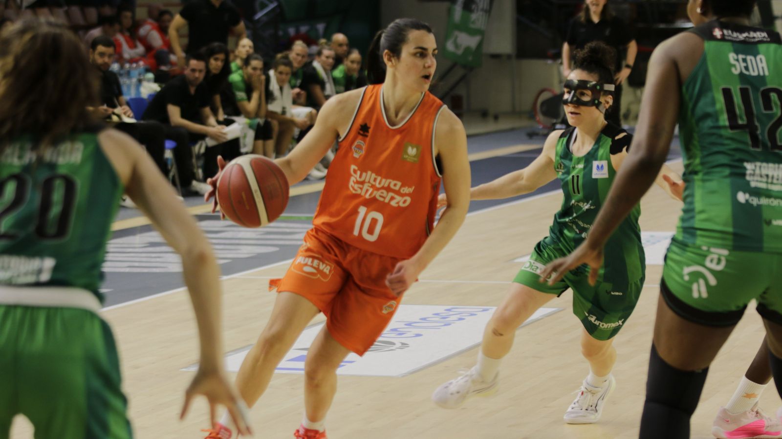 Leti Romero, en una acció del partit