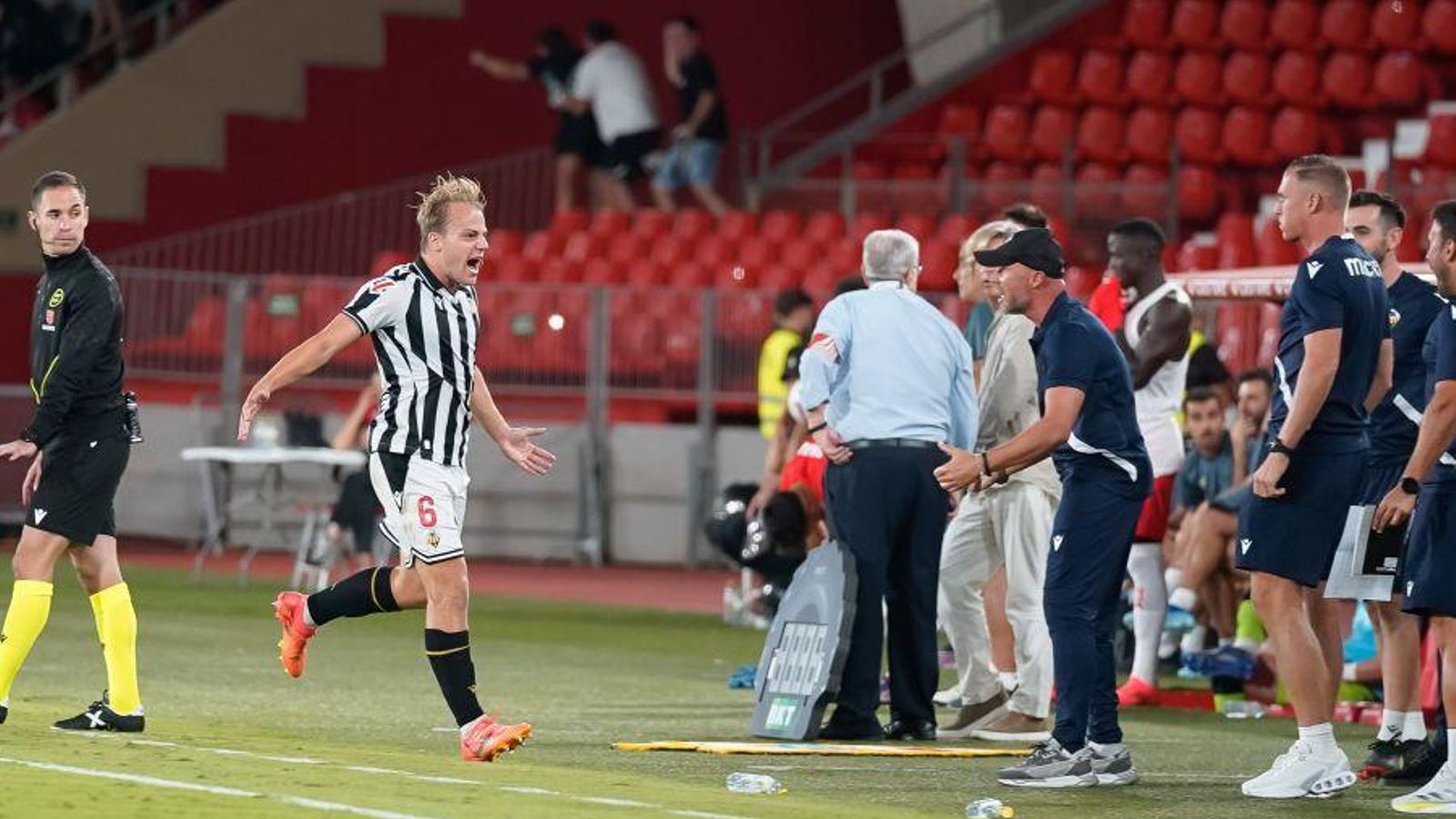Thomas van den Belt celebra un gol a Almeria