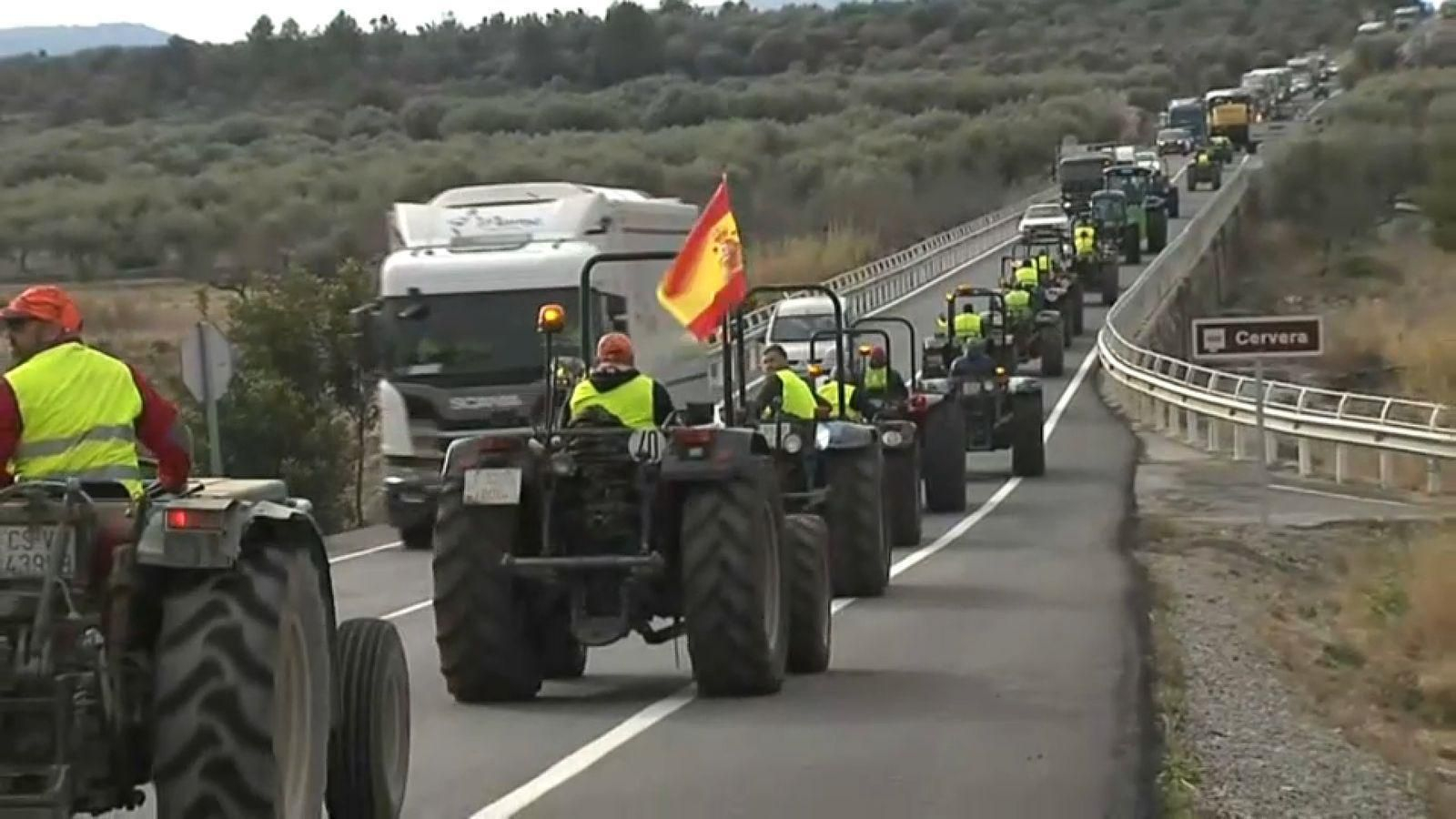Tractors en la N-2323, a la província de Castelló