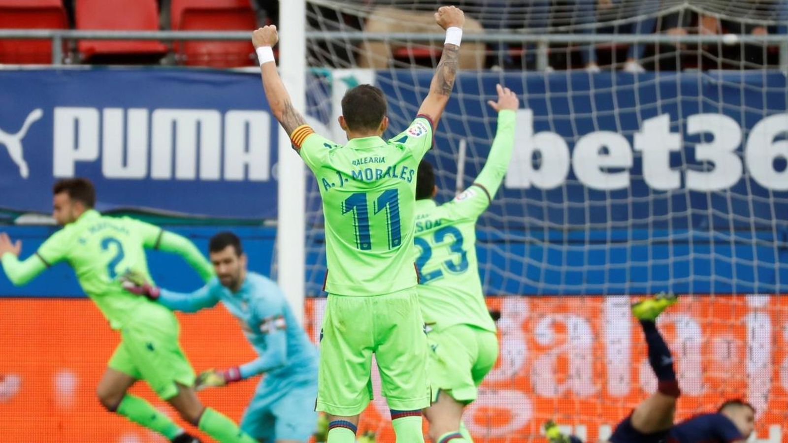 Els granotes festejen el gol de l'empat definitiu (EFE)