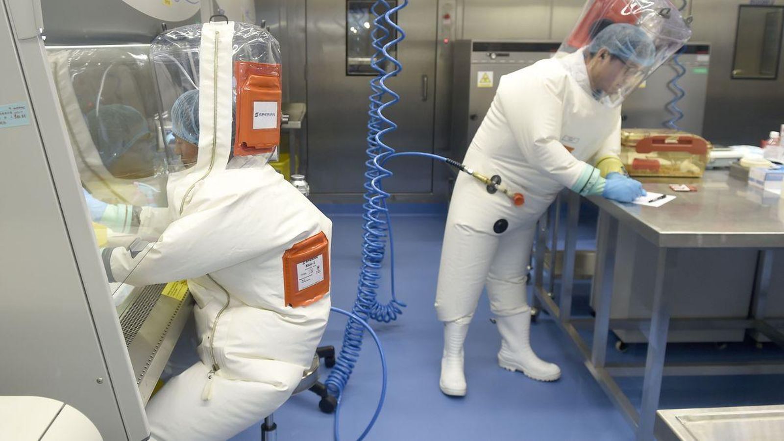 Científics treballen en un laboratori a Wuhan, la Xina, en una imatge d'arxiu