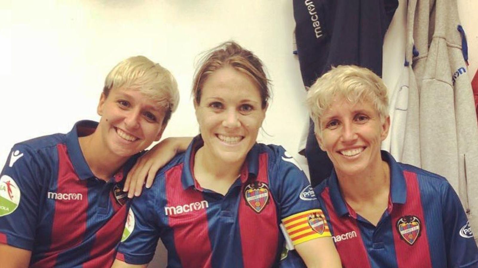 Alegria de les jugadores al vestidor