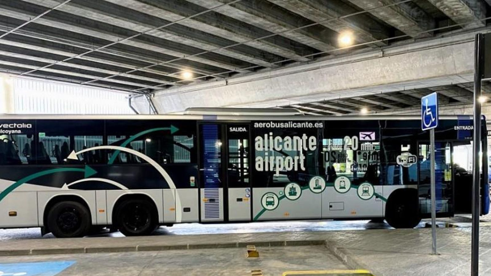El bus C6 de l'aeroport d'Alacant-Elx El bus C6 de l'aeroport d'Alacant-Elx