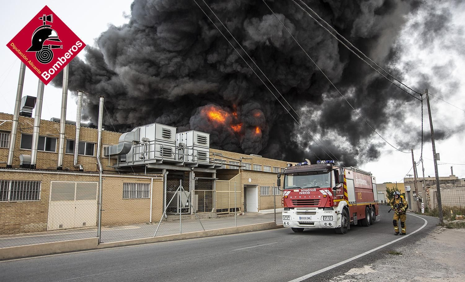 Imatge de l'incendi declarat a Sant Vicent del Raspeig