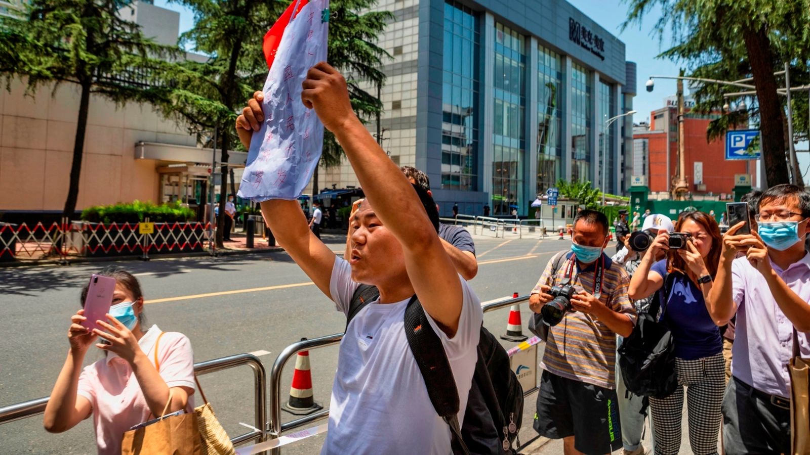 Un manifestant crida consignes en favor de tancar el consolat nord-americà a Chengdu, aquest 27 de juliol
