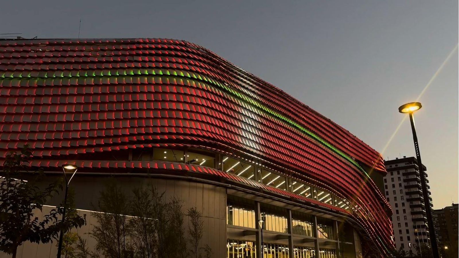 La il·luminació de la façana del Roig Arena