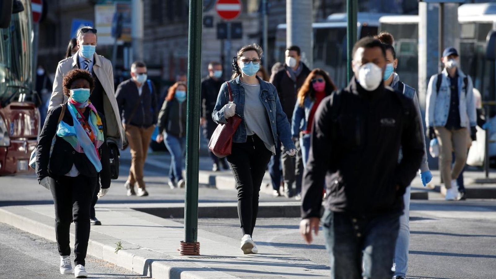 Persones amb mascaretes protectores, aquest dilluns a Roma