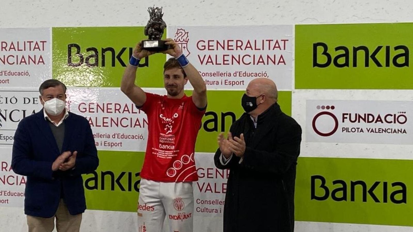 Puchol II, amb el trofeu de campió