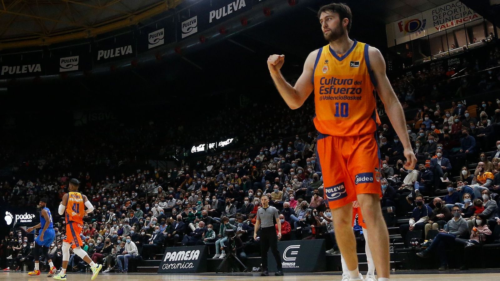 Mike Tobey celebra una cistella