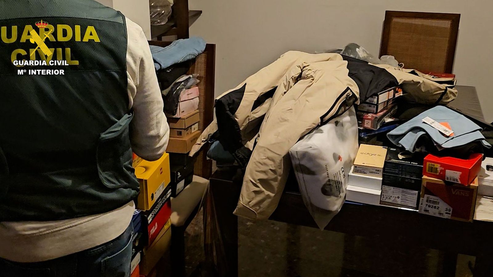 Algunes de les caixes, amb els productes suposadament robats, que va trobar la Guàrdia Civil en el registre del domicili de la detinguda
