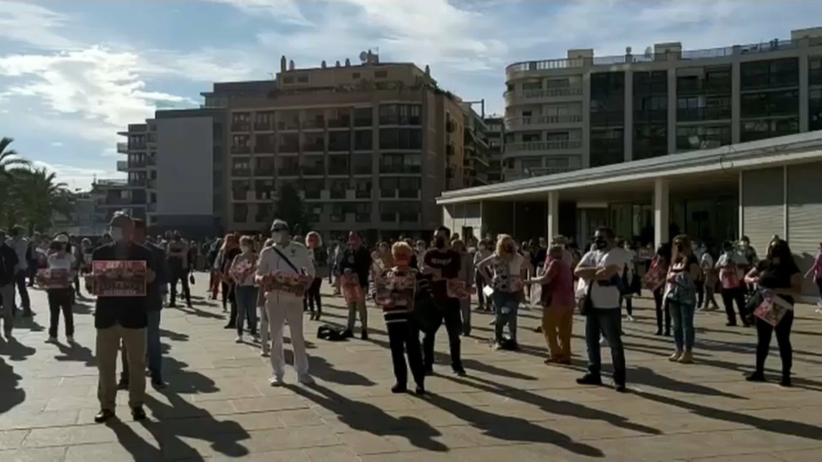 Vora 2.000 persones protesten a Benidorm en favor de l'hostaleria i l'oci nocturn