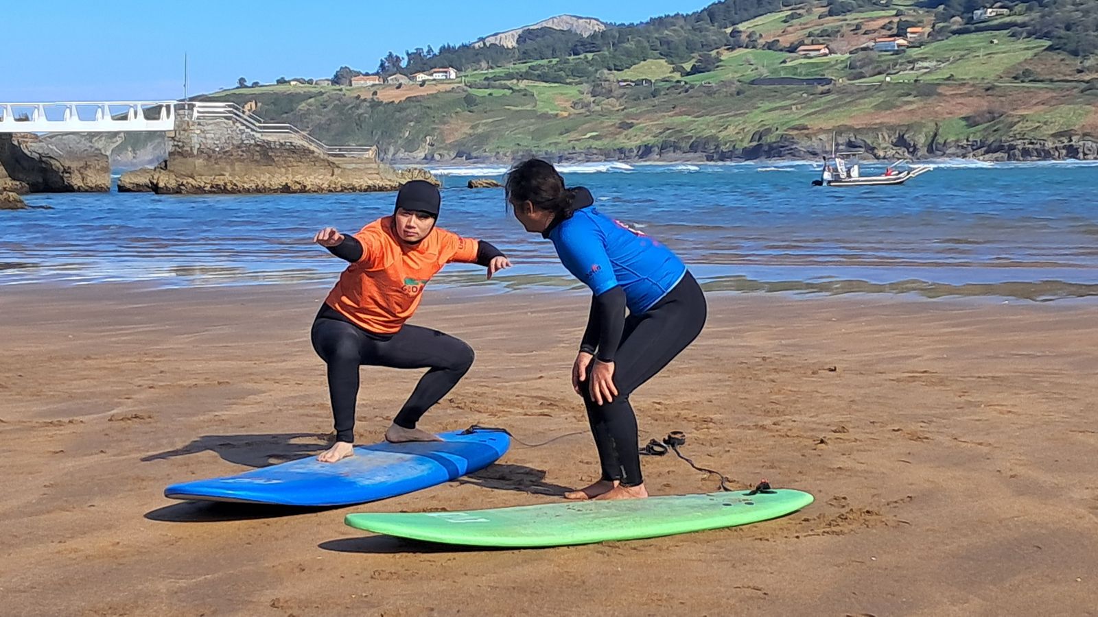 Hu Zhao ha aprofitat per aprendre a fer surf a Udaibai i este nou capítol sabrem com ho fa