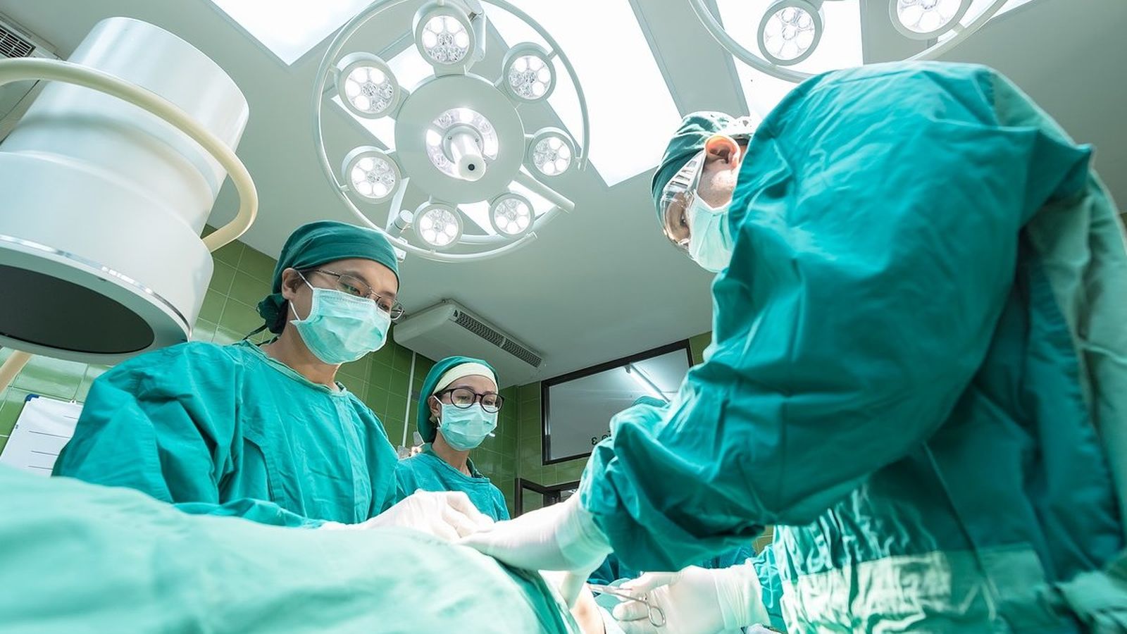 Un grup de metges durant una intervenció quirúrgica