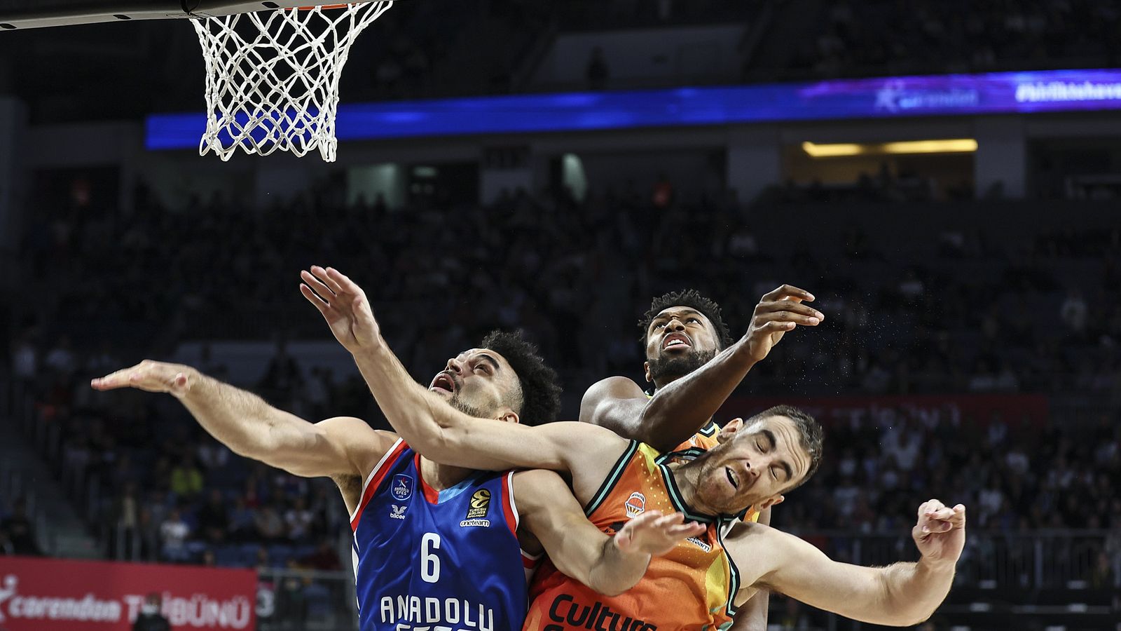 Víctor Claver i Kyle Alexander disputen una pilota amb un jugador d'Anadolu Efes
