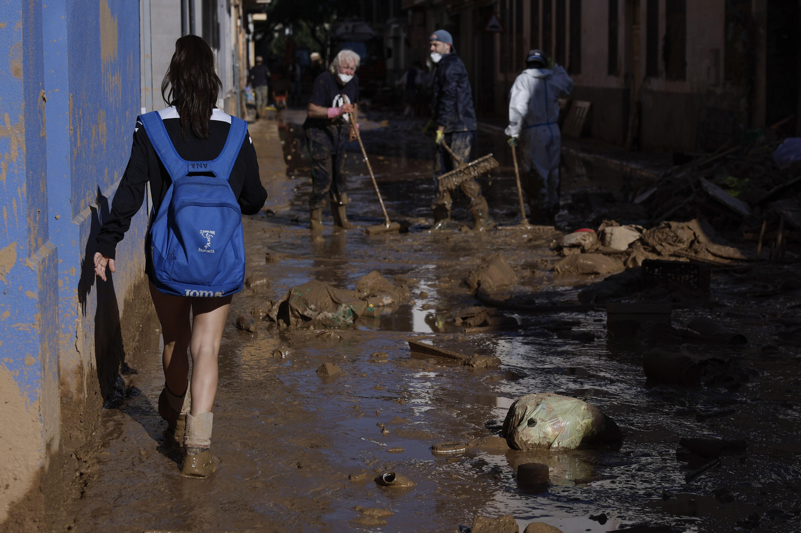 Una dona camina per un carrer enfangat este dilluns a Paiporta