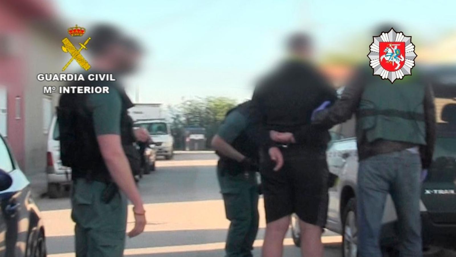 Moment de la detenció en l'operació conjunta de la Guàrdia Civil i la policia de Lituània